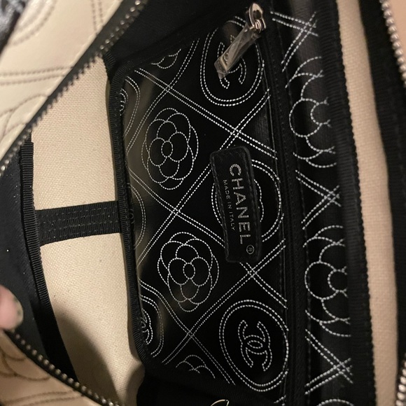 Authentic Channel camera bag full set dust bag, tag, card please serious buyers - Picture 4 of 11